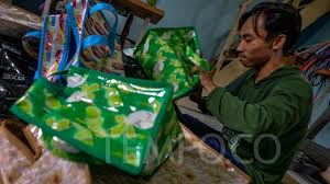 Kertas bekas yang dikumpulkan melalui bank sampah yang dikelola putrinya itu disusun menjadi berbagai barang kerajinan yang bernilai. Samara Lombok Kerajinan Tangan Difabel Dari Kertas Daur Ulang Difabel Tempo Co