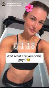 Anna Kalinskaya enjoyed an ice bath as her recovery session — and checking  in to see what everyone else is up to 😂🧊
