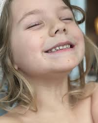 Happy birthday to this beautiful sweet girl who makes everyone smile! Can't  believe your 6 today! You are loved more then you will ever know! Happy  birthday Harlow 🎉🎈