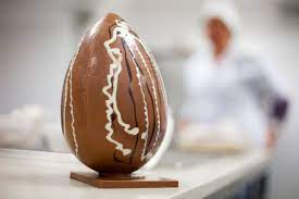Ecco la semplice ricetta per realizzare un uovo di pasqua fai da te. Uova Di Pasqua Di Cioccolato La Ricetta Come Decorarle E La Storia