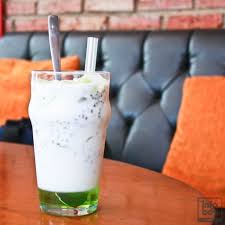 2 bungkus jelly hijau 150 g gula pasir 750 ml air 250 g melon hijau, potong dadu 250 g melon oranye, potong dadu 200 ml susu kental manis 200 ml sirup melon es serut cara membuat: Milky Melon Jelly Infobdg Com