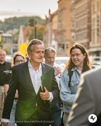 Im Rahmen seiner Sommertour 2025 besuchte Oberbürgermeister Dr. Frank Nopper in den vergangenen beiden Wochen zehn Stadtbezirke. Er wollte wissen, was die Menschen vor Ort bewegt. Im Vorfeld des öffentlichen Rundgangs tauschte