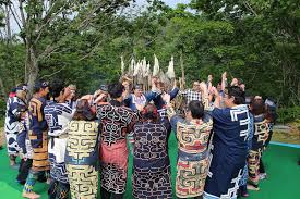 アイヌは形質人類学的には 縄文時代 の日本列島人と近く 、 本州 以南が 弥生時代 に入った後には日本本土と異なる歴史体形を歩んだ人々の末裔であると考えられている。. ç™½ç³ ã®ã‚¢ã‚¤ãƒŒæ°'æ— ã‚¦ãƒ¬ã‚·ãƒ' ã‚·ãƒ©ãƒªã‚« ç™½ç³ ã®ã‚¢ã‚¤ãƒŒæ–‡åŒ–