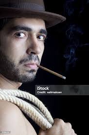 Koboi Tampan Memegang Tali Dan Merokok Cerutu Foto Stok