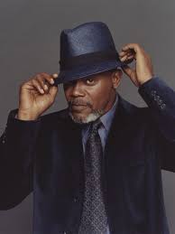 samuel l jackson portant une chemise une cravate une veste en velours et un chapeau dans les memes tons bleus style samuel jackson jackson well dressed men
