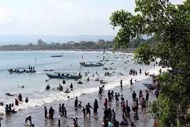 Destinasi wisata alam yang satu ini terletak di sebelah tenggara jawa barat, tepatnya di desa pangandaran, kecamatan pangandaran, kabupaten pangandaran, provinsi jawa barat. Pengunjung Pantai Pangandaran Melonjak Tanpa Terganggu Gempa