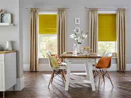 Dans un domaine historique anglais avec des accents modernes, des rideaux rouges jovial d`un tissus bennison illuminent le salon. Rideaux Voilages Stores Et Deco 10 Exemples D Accords Parfaits