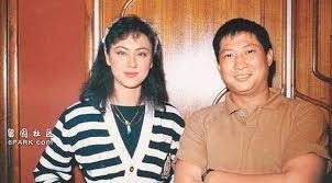 占元 為師，並與 七小福 的成員 元華 及 洪金寶 及 成龍 等人一同受訓，習 詠春拳 。 2 其首部電影片酬為日薪60元，當中三分之一交給師傅，另三分之一拿回家中. æ­ç§˜æ´ªé‡'å®å®¶ä¸–èƒŒæ™¯ ä¸ªä¸ªéƒ½æ˜¯æ°'å›½æ—¶æœŸçš„å¤§äººç‰© 6park Com