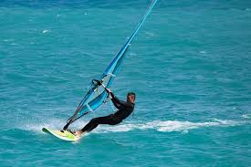 En las playas de aruba encontrarás una amplia variedad de empresas dedicadas a los deportes acuáticos, desde los más dóciles como el paddle hasta los más extremos, como. Deportes Acuaticos En Grand Luxor Hotel Te Damos Opciones