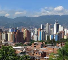 The weather is great, locals friendly, nightlife lively and the prices still fairly competitive. Kunst In Medellin Kolumbien