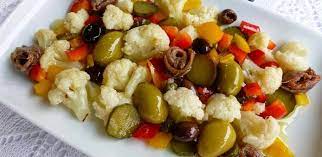 Quelle più tradizionali utilizzano dei particolari peperoni campani, detti papaccelle, ma ovviamente potete realizzare questo piatto in tante altre varianti, usando le verdure. Insalata Di Rinforzo Un Classico Della Vigilia A Napoli