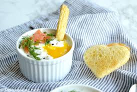 Servis Pour Un Brunch Ou Comme Entree Festive Ces Petits Oeufs Cocotte Cremeux Au Saumon Fume Ont Tout Plaire Premier Oeufs Cocotte Saumon Fume œufs Cocotte
