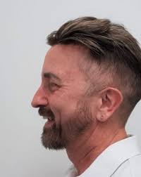 Lass dich von den männer der undercut ist nach wie vor thema, aber auch frisuren mit weicheren übergängen sind trendy. Diese 4 Manner Haarschnitte Solltest Du Im Hinterkopf Behalten The Treatment Files De