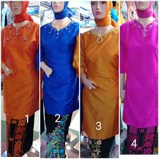 Berbagai macam model dan juga bahan yang ditawarkan oleh model gamis sangatlah beragam. Jual Baju Kurung Melayu Payet Mutiara Di Lapak Gallery Kebaya Modern Bukalapak