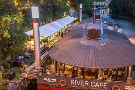 Une Terrasse Une Peniche De La Verdure Un Petit Coin De Paradis Au Restaurant River Cafe A Issy Les Moulineaux Http Bit Terrasse Restaurant Verdure