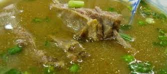 It is prepared with goat meat, tomato, celery, spring onion, ginger, candlenut and lime leaf, its broth is yellowish in colour. Resepi Mudah Dan Sedap Resepi Sup Kambing Mamak