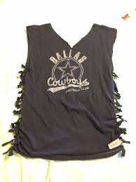 More images for how to cut a t shirt into a crop top » 15 Fantastic Ways To Alter T Shirts And Tank Tops To Get Ready For Summer