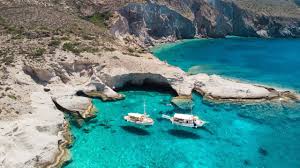 Además, sus aguas color turquesa están rodeadas de una formación de rocas que te hacen sentir como si estuvieses en la mismísima luna. Playas Increibles En Paros Y Antiparos Grecia Youtube