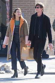 Mother's daughter (оригинал miley cyrus). Alexa Chung And Her Former Boyfriend Matthew Hitt Enjoy A Stroll Alexa Chung Alexa Chung Style Alexa