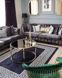 Bu tip salonlarda gri koltuk takımı ne renk perde götürür sorusundan ziyade perdelerinizin rengi ile koltuk takımınızın rengi arasındaki bağlantıyı mobilya, zemin ve duvar rengini belirledikten sonra gerçekleştirmeniz gereken perde seçimi için gri bir koltuk takımına aynı renk ve tonda bir perde. Dekorasyonda Gri Iyi Giden Renkler Her Stile Uygun Dekorlar Ev Gezmesi