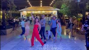 כשאימא שלי הייתה בהיריון בחודשים מתקדמים, החבר הכי טוב שלה היה במאי תיאטרון אלונה סער וליר כץ בסצינה מתוך הסדרה המפקדת של כאן 11 (כאן 11). P4qrjvvzmzvnam