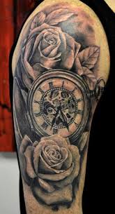 Es un tatuaje de un reloj de arena combinado con un árbol y con la silueta de padre e hijo. Tatuaje Reloj Y Rosas Fotos De Tatuajes