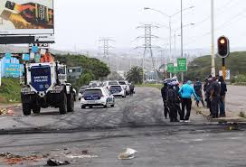 Police fired stun grenades to disperse the crowd gathered on durban's north beach on saturday. Nhfapnwb4gt7im