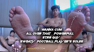 Str8crushfeet – I Wanna Cum All Over That Powerfull Straight Football  Players Soles – Goldogs