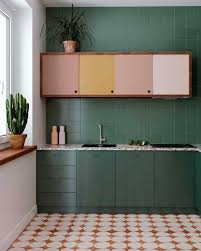 Cozinhas Coloridas Estao Cada Dia Mais Em Alta E Escolher Uma Paleta Pode Auxiliar No Processo Da Decor Green Kitchen Decor Kitchen Interior Dark Green Kitchen