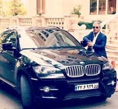 او در آغاز داستان كه در دنیای امروز می‌گذرد، یك فنجان قهوه تلخ می‌خورد و با. ØªØµØ§ÙˆÛŒØ± Ù„ÙˆØ±ÙØªÙ‡ Ø§Ø² Ú©Ø§Ø® Ù„Ø§Ú©Ú†Ø±ÛŒ Ù…Ù‡Ø±Ø§Ù† Ù…Ø¯ÛŒØ±ÛŒ ØªØµØ§ÙˆÛŒØ±