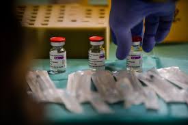 Primero veamos en qué consiste la eficacia de una vacuna. La Vacuna De Astrazeneca Muestra Una Eficacia Del 80 En Mayores De 65 Anos El Medico Interactivo
