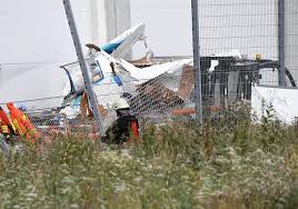 Der begriff ist im gegensatz zu flugunfall nicht offiziell definiert. Missgluckte Landung Familie Stirbt Bei Flugzeugabsturz Auf Baumarkt Kolner Stadt Anzeiger