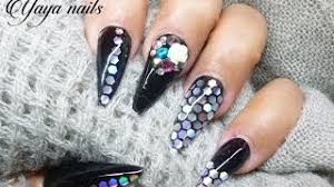 Dejando atrás los prototipos, las uñas negras han pasado a ser entre las más cotizadas. Diseno De Unas Acrilicas Negro Y Plata Stiletto Youtube