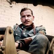 Guido, nastoletni członek żandarmerii niemieckiej, słysząc muzykę wkrada się do niego przez okno. Letnie Przesilenie 2014 Filmweb