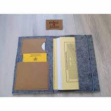 Dekoration auf der außenseite der hülle anbringen. Ith Stickdatei U Heft Hulle Aus Filz Mit Fachern