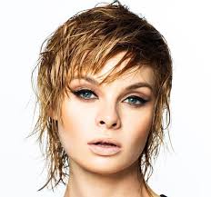 I capelli scalati 2022 sono una tendenza assoluta e, non a caso, molti dei tagli di capelli corti più belli dell'anno sono proprio sfilati e . Tagli Capelli Corti Biondi 2021 Idee E Tendenze In 15 Foto Donne Sul Web