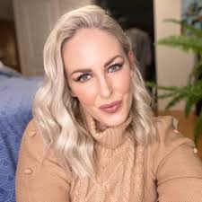 Lisa Cocuzza's Instagram, Twitter & Facebook