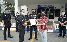 Lawatan kerja ydh ketua polis johor ke ipd kluang johor. Bernama Abang Polis Payung Warga Emas Ketika Hujan Terima Penghargaan