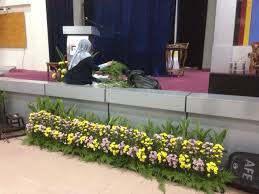 Vas bunga merupakan bunga hidup yang dimasukkan ke dalam vas yang berisi air yang bertujuan agar bunga tidak cepat layu dan terlihat senantiasa segar. Petals2u Florist Gifts Hiasan Bunga Pentas Korporat