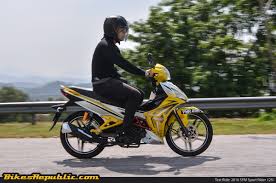 It said sym sport rider 125i got space under seat can put open face helmet. Test Ride 2016 Sym Sport Rider 125i Bikesrepublic