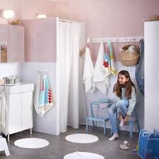 Untuk rumah contoh ikea ini sih, buat mandi dipakein shower (monmaap kagak keliatan). Ide Kamar Mandi Nyaman Versi Ikea Lifestyle Liputan6 Com
