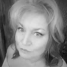 Who can do nail art in St. Clair Shores?