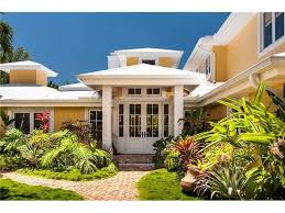 Olivia Newton John And Her Husband John Easterling Have Listed Their Water Front Home In Jupiter Florida Celebrity Houses Waterfront Homes Florida Beach House