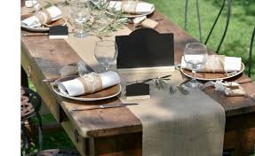 Un chemin de table en toile de jute se garde toute la vie. Decoration Theme Jute Lin Toile Naturelle Articles De Fete Decoration Mariage Deco De Table Anniversaire