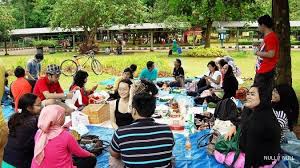 Biasanya, lamaran dilakukan 3 bulan hingga 6 bulan sebelum hari pernikahan. Bertamasya Asyik Dan Unik
