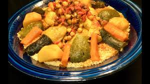 Le couscous marocain aux légumes est un délicieux plat dont est fier chaque maison marocaine qui le prépare, un plat national apprécié. Recette De Couscous Au Poulet A La Marocaine Youtube
