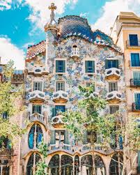 Casa Batlló - Barcelona, Espanha 🇪🇸 Antoni Gaudí construiu um dos edifícios mais artísticos e poéticos existentes ao redor do mundo, a Casa Batlló. Cheia de detalhes impressionantes, essa é sem dúvidas