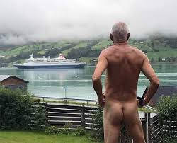 71-jähriger Politiker protestiert nackt gegen Kreuzfahrtschiffe |  NORDISCH.info