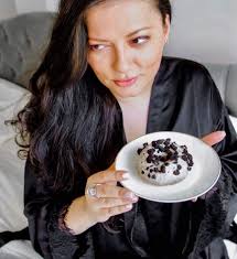 שואלים_ברעבך **השבוע אנחנו מארחים את Veronika Mos בפינת ה-AMA שלנו!** היי!  אני ורוניקה מוסז'ניקוב, נוטוריוס פודי וגרביים, אשת עסקים ויזמית קולינריה.  לאחר 10 שנים בשוק ההון, פרשתי והקמתי עסק המתמחה במוצרי מידע