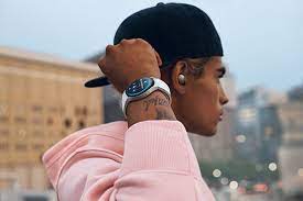 We don't get much of a look at the software. Tmlus25h98s4pm